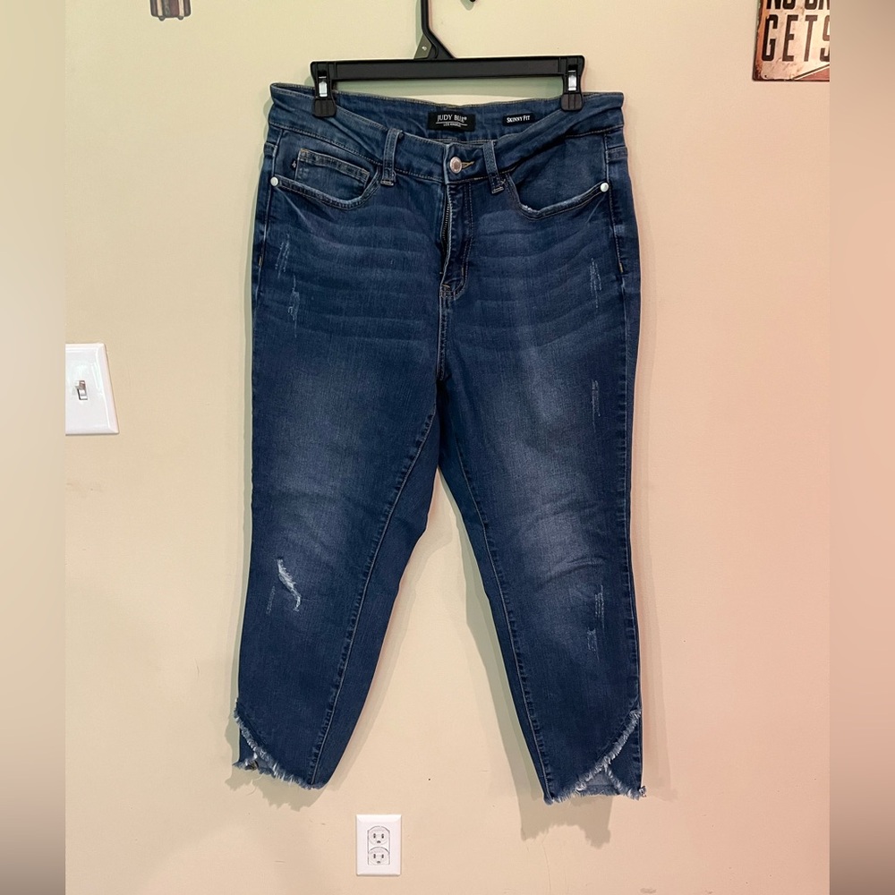 Judy Blue woman’s EUC dark wash skinny jeans.